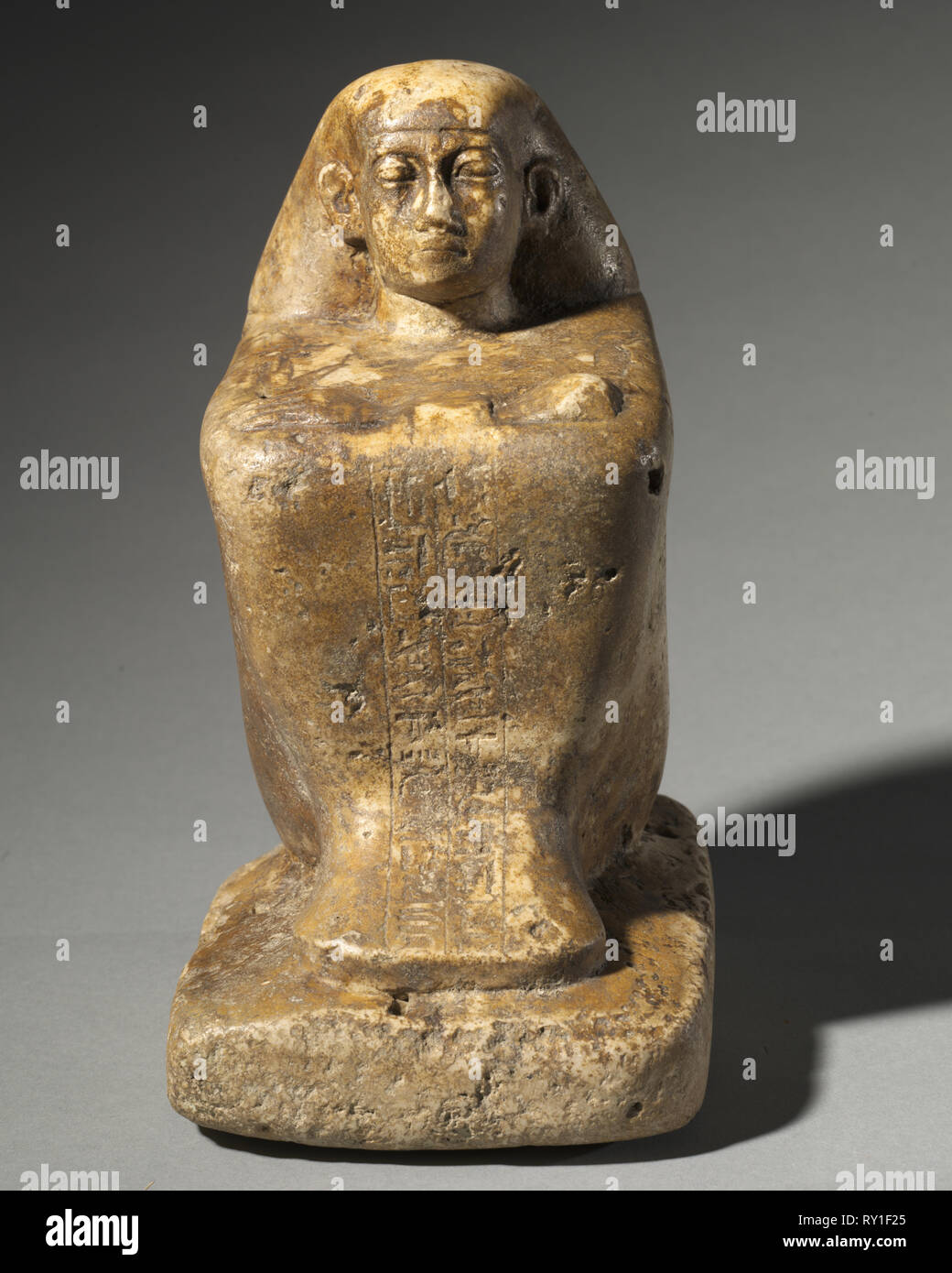 Statue von Djedbastetiufankh, C. 664-610 BC. Ägypten, Spätzeit, späte Dynastie 25 und frühen Dynastie 26. Kalkstein; gesamt: 26,1 x 14 x 19,2 cm (10 1/4 x 5 1/2 x 7 9/16 Zoll Stockfoto