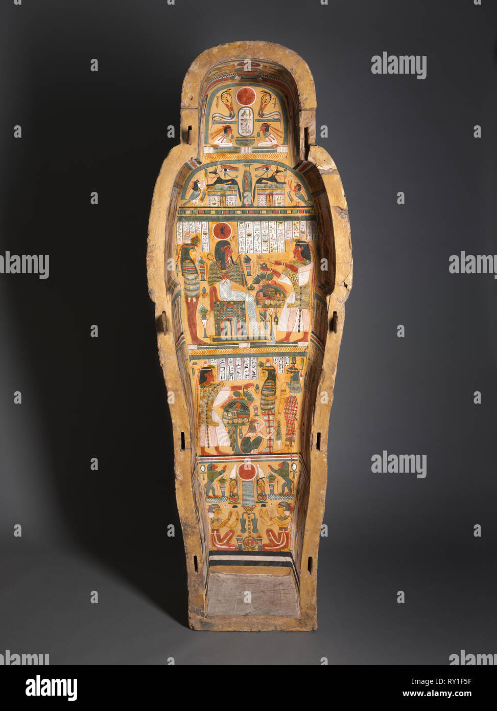 Sarg von Nesykhonsu, C. 976-889 BC. Ägypten, Theben, 3. Zwischenzeit, späte Dynastie 21 (1069-945 v. Chr.) bis frühen Dynastie 22 (945-715 v. Chr.). Gessoed und lackiert, Sycamore fig; insgesamt: 70 cm (27 9/16 Zoll Stockfoto