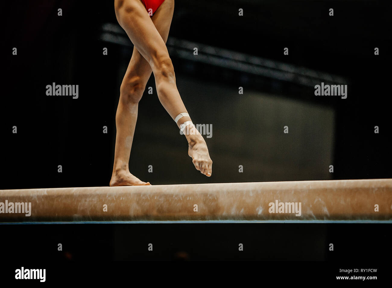 Beine Frau gymnast Übung Schwebebalken in der künstlerischen Gymnastik Stockfoto