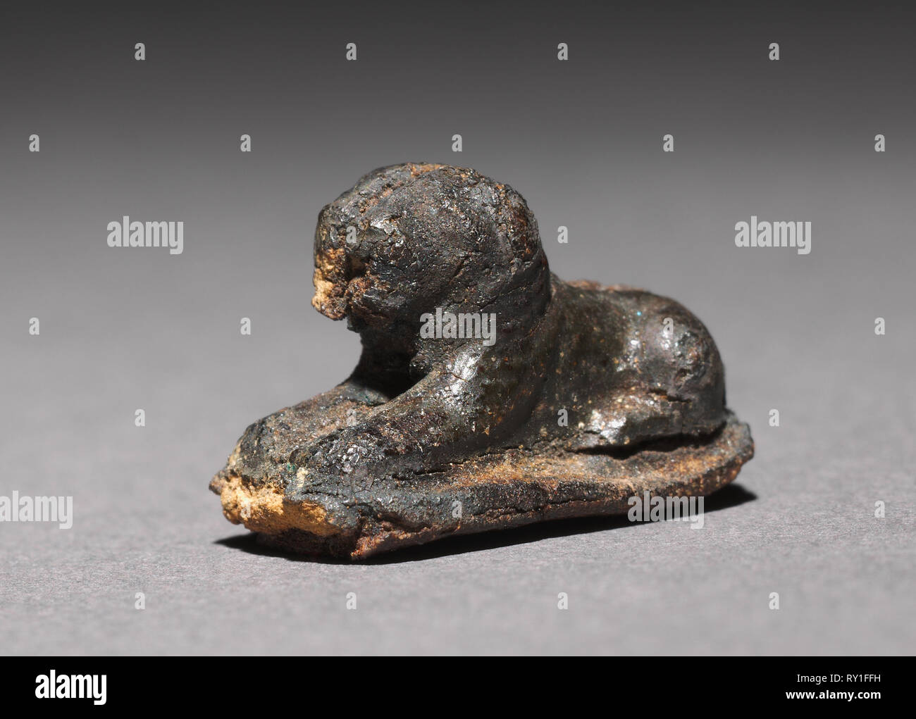 Liegerad Lion Raupe, 1980-1801 BC. Ägypten, Reich der Mitte, Dynastie 12. Silber Folie über eine Ton-bulked Harz Kern (?); insgesamt: 1,2 x 0,7 cm (1/2 x 1/4" Stockfoto