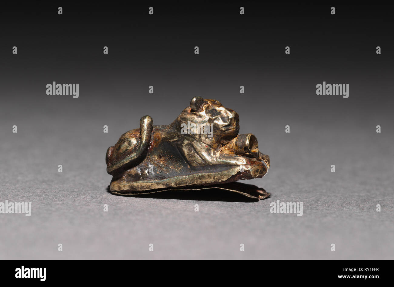 Liegerad Lion Perlen, 1980-1801 BC. Ägypten, Reich der Mitte, Dynastie 12. Elektron über eine Ton-bulked Harz Kern; gesamt: 1 x 0,5 cm (3/8 x 3/16 in. Stockfoto