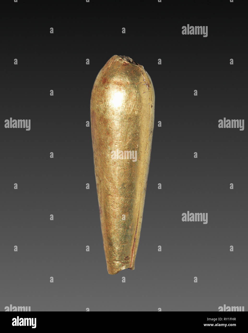 Teardrop-Shaped Raupe, 1980-1801 BC. Ägypten, Reich der Mitte, Dynastie 12. Gold über Calcit gesso Kern; Durchschnitt: 2,4 cm (15/16 in Stockfoto