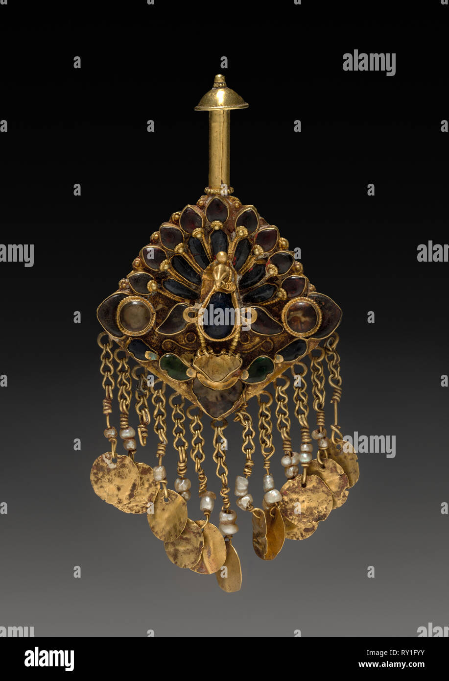 Ornament in Form eines Pfau, aus dem 17. Jahrhundert. Tibet, 17. Gold mit Juwelen; gesamt: 3,4 cm (1 5/16 Zoll Stockfoto
