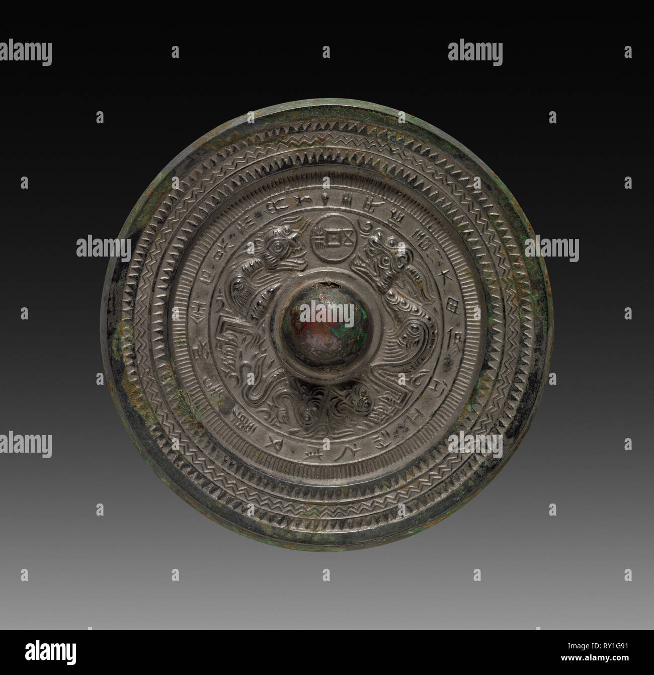 Spiegel, 25-220. China, der Östlichen Han-Dynastie (25-220). Bronze; Durchmesser: 13.1 cm (5 3/16 in. Stockfoto