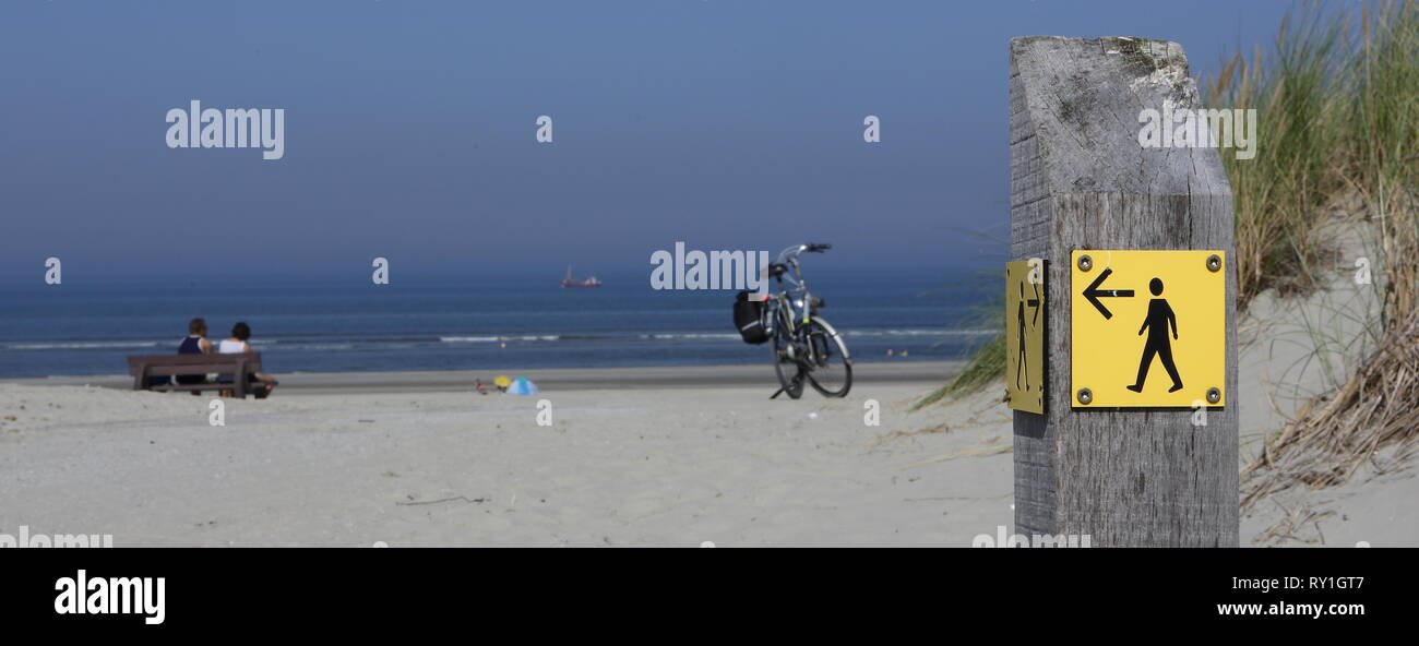 Ameland, Niederlande - 13. Oktober 2018.: Menschen auf Sand Strand. Nur für den redaktionellen Gebrauch bestimmt. Stockfoto