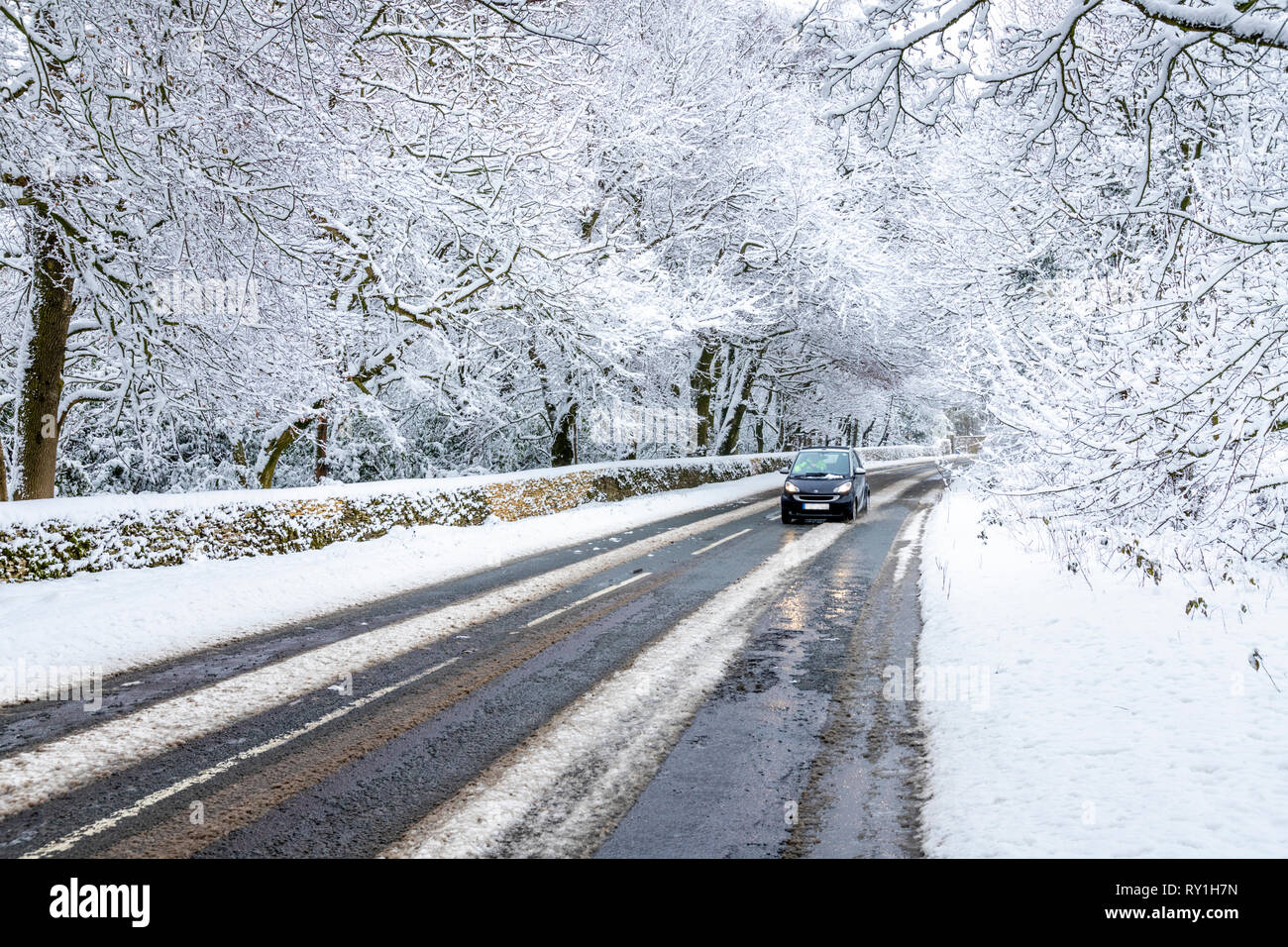 Die B 4058 nach schweren Schnee oberhalb Wotton Under Edge, Gloucestershire, Großbritannien Stockfoto