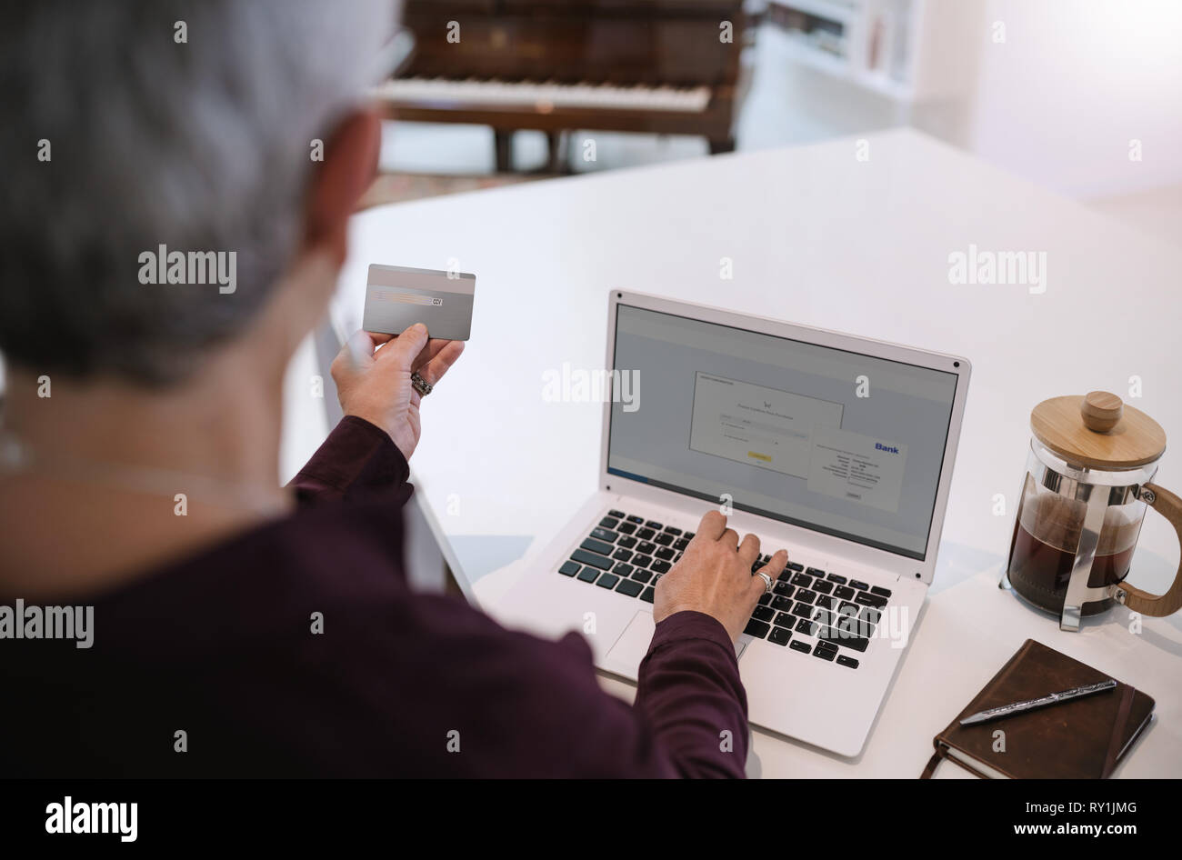 Rentner, die Kreditkarte für Internet Banking und Sicherheit Details. Ältere Frau, die on-line-Zahlungen mit Laptop. Reife Frau sh Stockfoto