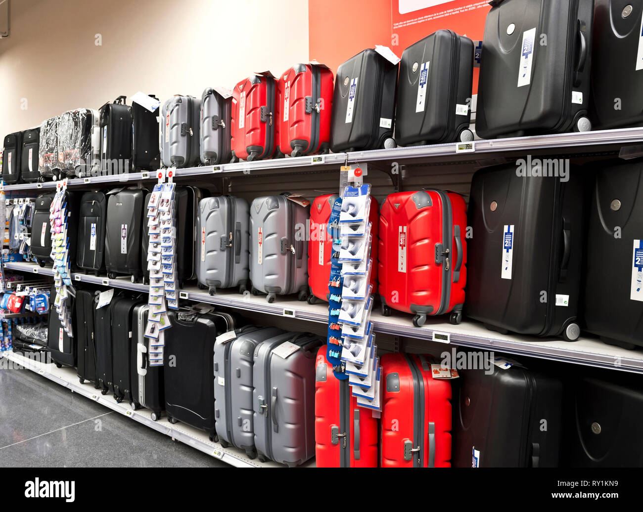 Koffer im Gepäck Abteilung für einen Supermarkt. Stockfoto