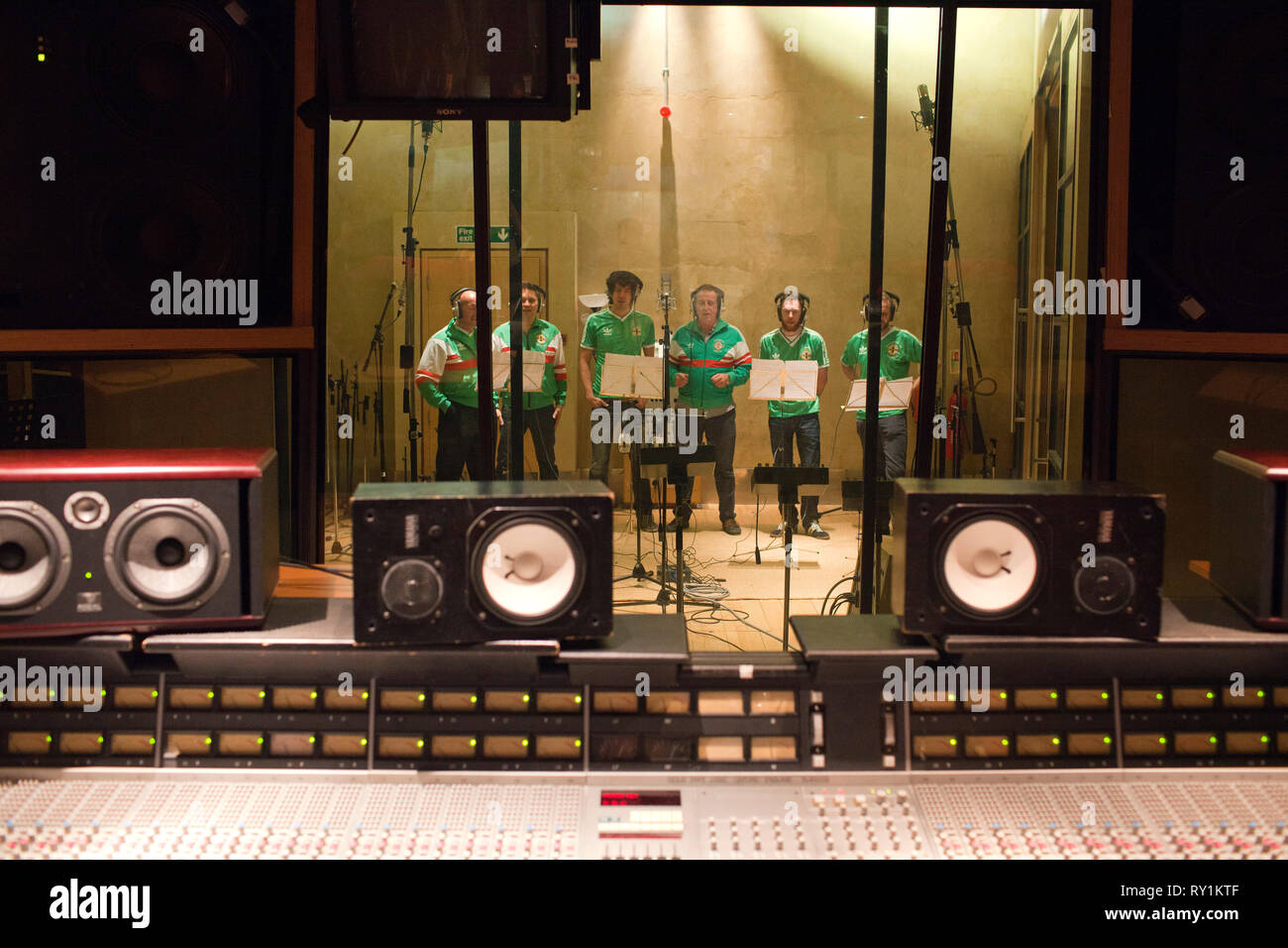 Snow Patrol singen mit ehemaligen Nordirland Fußballer Gerry Armstrong und David Campbell. Stockfoto
