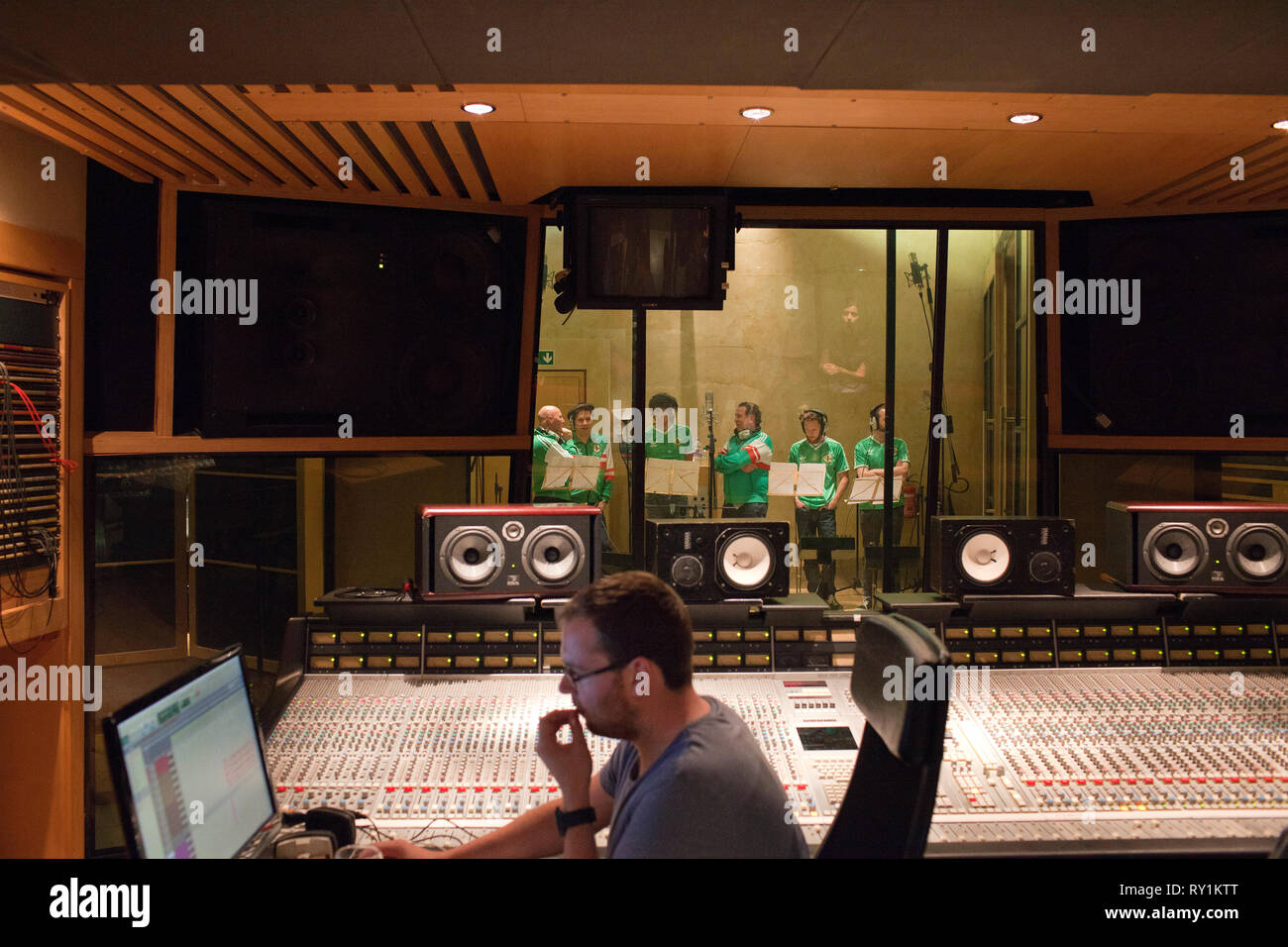 Snow Patrol singen mit ehemaligen Nordirland Fußballer Gerry Armstrong und David Campbell. Stockfoto