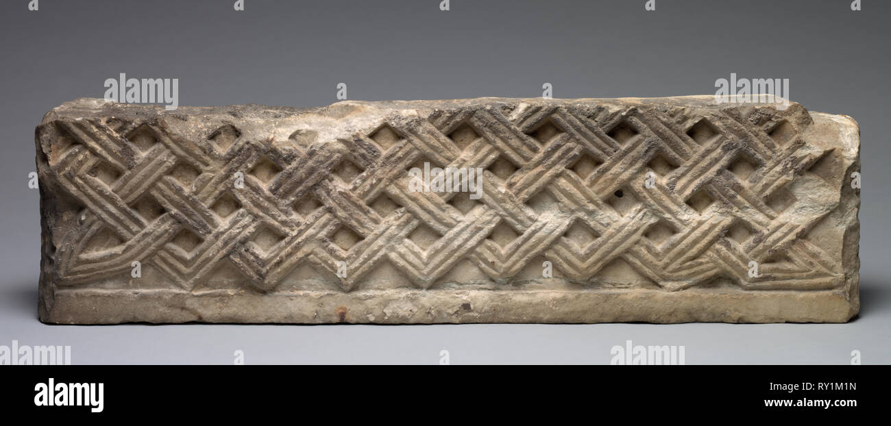 Fragment eines Panel, 700s-800s. Italien, Rom, Longobardic Stil, Migration, 8. bis 9. Jahrhundert. Marmor; gesamt: 97,5 x 25,7 cm (38 3/8 x 10 1/8 in. Stockfoto