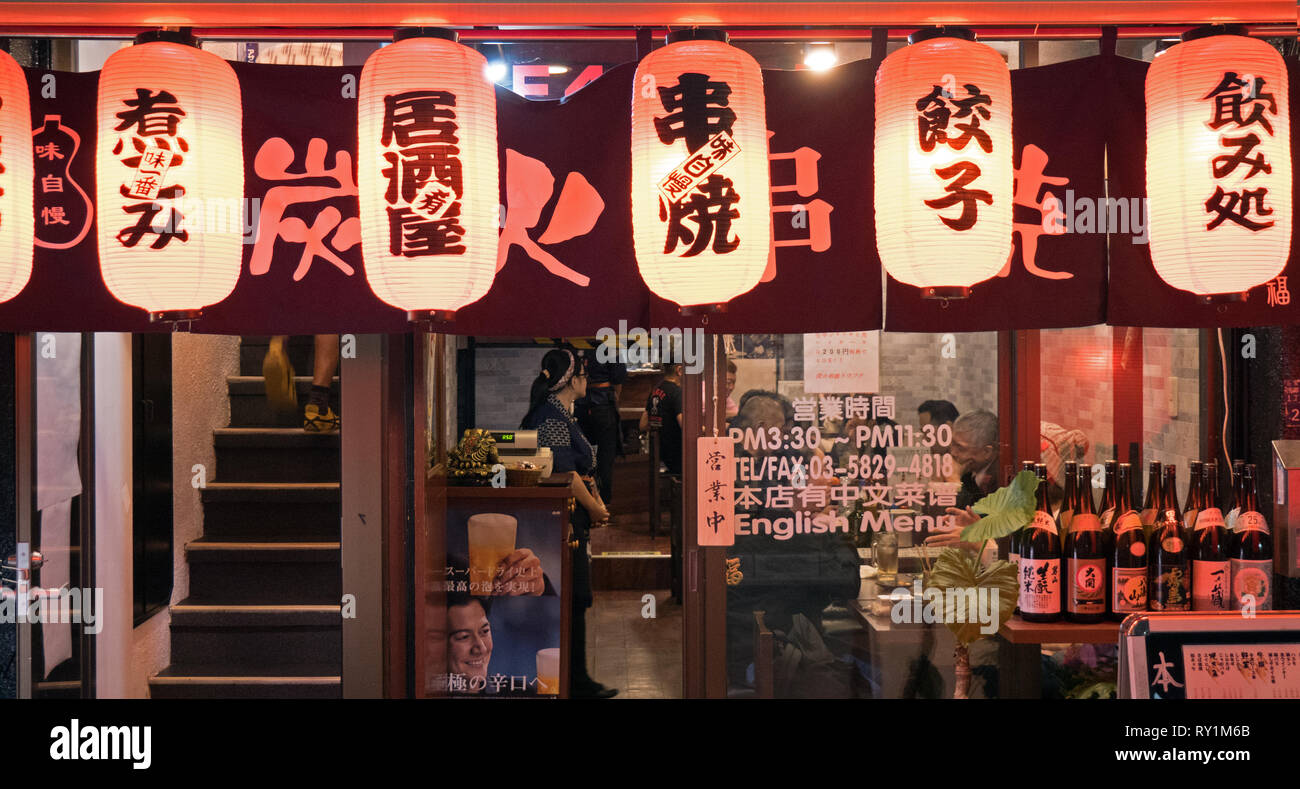 Tokyo, Japan - 15. Oktober 2018: Neon Schilder und Schaufenster hell in dieser Nacht geschossen von Downtown Tokyo in Japan. Stockfoto