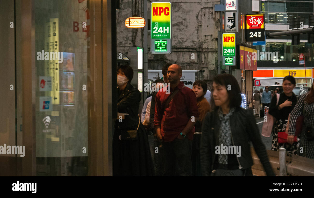 Tokyo, Japan - 15. Oktober 2018: Neon Schilder und Schaufenster hell in dieser Nacht geschossen von Downtown Tokyo in Japan. Stockfoto