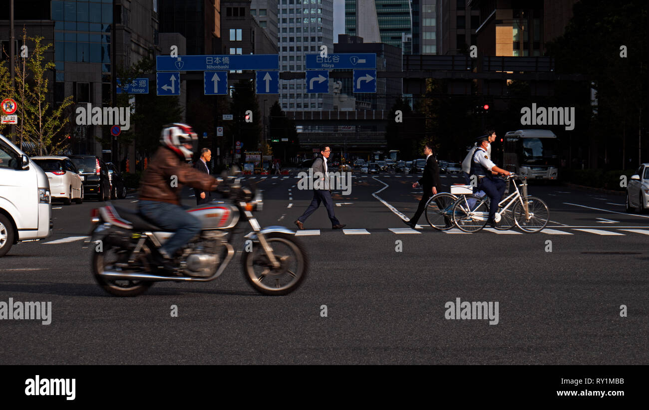 Tokyo, Japan - 15. Oktober 2018: Neonlichter, Verkehr, Gebäude und Zeichen reflektieren die Passanten und Pendler in der Innenstadt von Tokio. Stockfoto