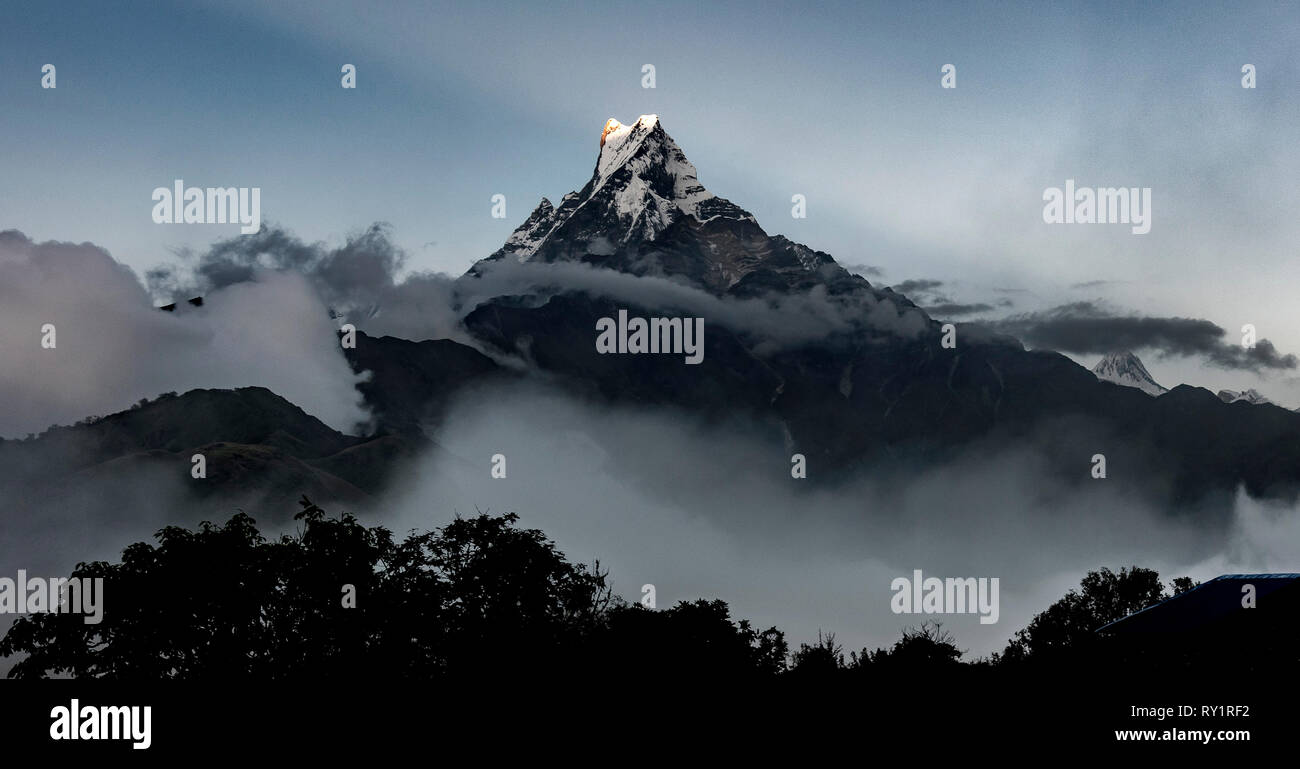Malerischer Blick auf schneebedeckte Berge gegen bewölkter Himmel an der Annapurna Conservation Area Stockfoto Malerischer Blick auf schneebedeckte Berge gegen bewölkter Himmel an der Annapurna Conservation Area Stockfoto