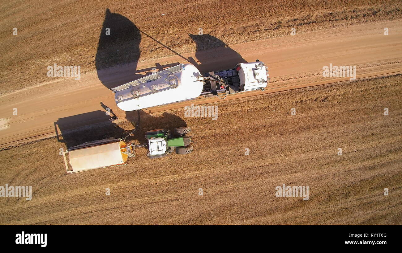 Luftaufnahme der zwei Lkw auf dem Feld der agriliming Aktivität in der landwirtschaftlichen Flächen Stockfoto