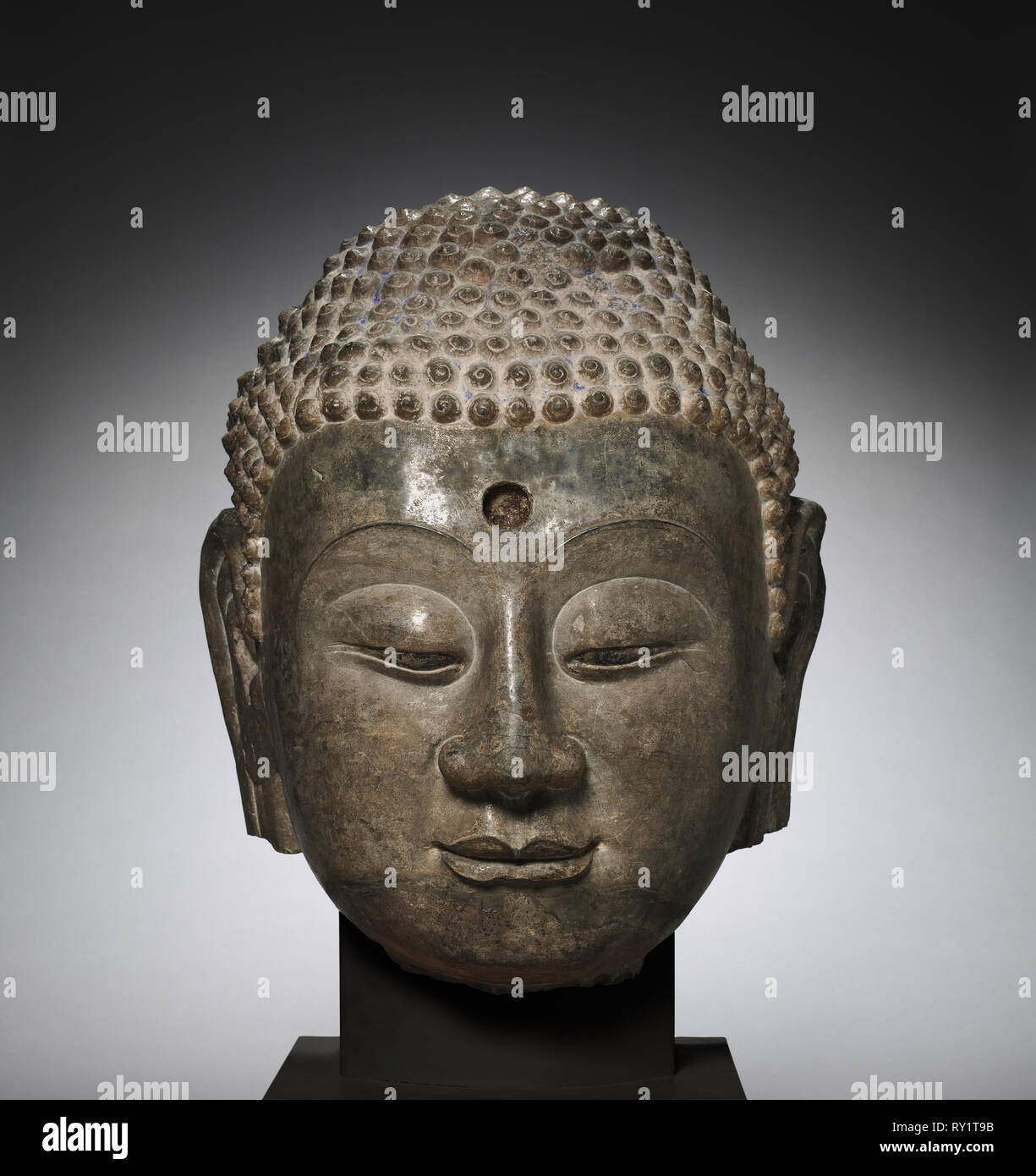 Kopf des Buddha, C. 570. China, Provinz Hebei, nördliche Xiangtangshan Höhlen, South Cave, Nördliche Qi Dynastie (550-577). Kalkstein; gesamt: 62,2 x 54,6 cm (24 1/2 x 21 1/2 in. Stockfoto