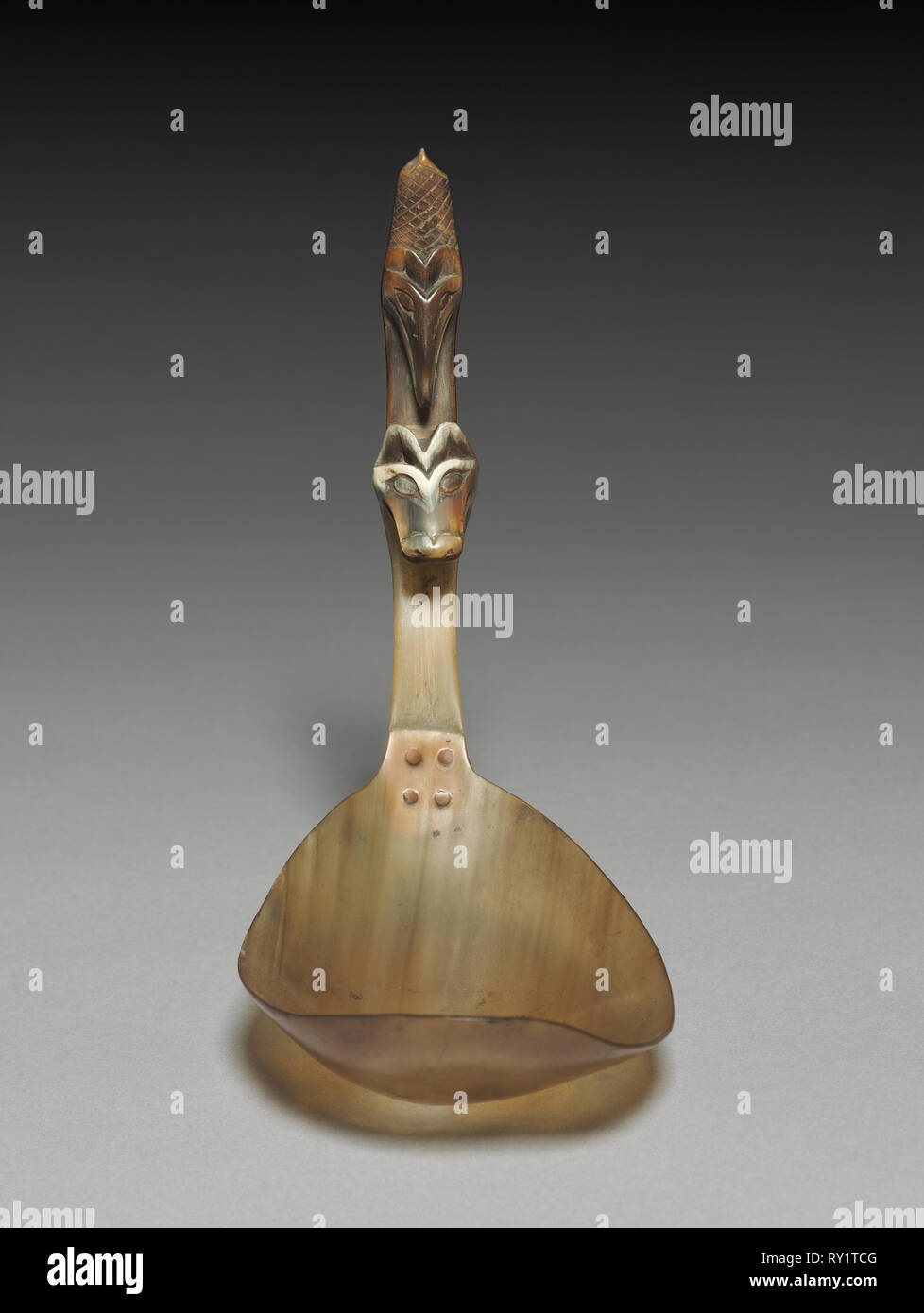 Löffel, Ende 1800 - Anfang 1900. Nordamerika, native North American, Northwest Coast, Tlingit?, Ende des 19. Jahrhunderts. Horn, Kupfer; insgesamt: 10 x 9,7 cm (3 15/16 x 3 13/16-in Stockfoto