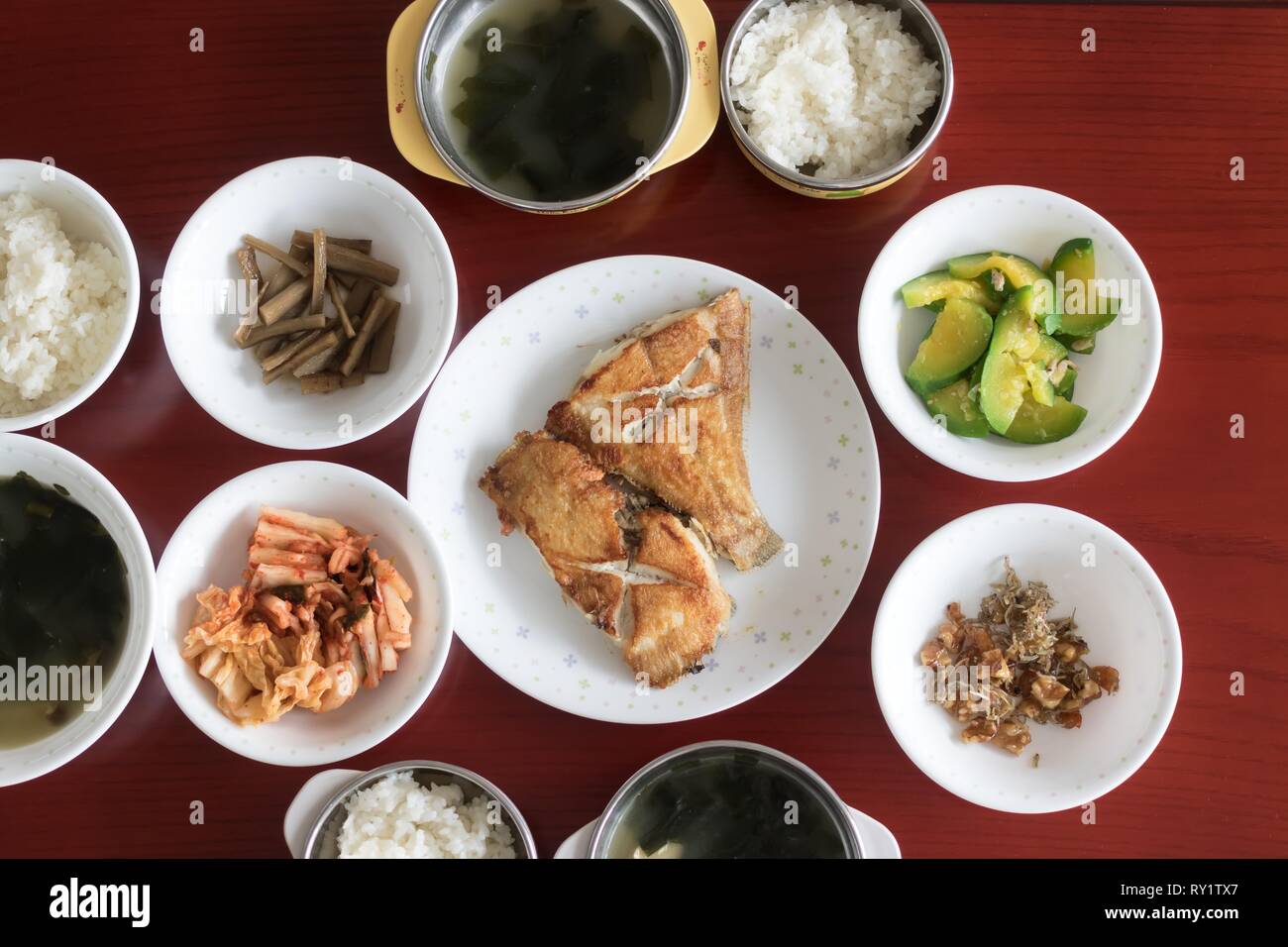 Traditionelle koreanische Küche auf den Tisch dekoriert Stockfoto