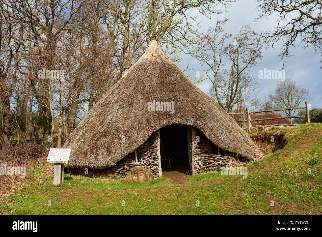 Bronzezeit Roundhouse Replik auf Michelham Priory. Stockfoto