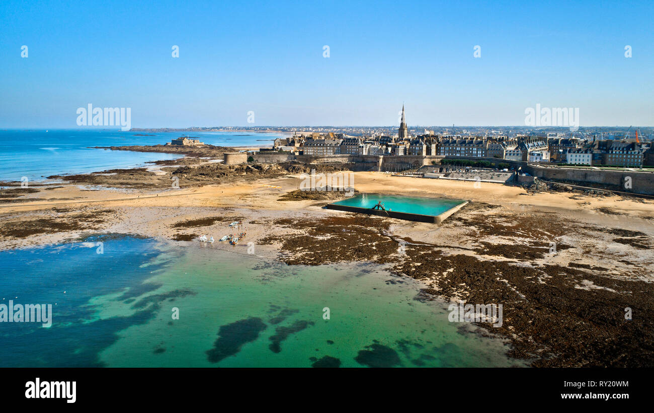 Saint-Malo (Bretagne, Frankreich): Luftaufnahme der Salzwasserpool am Strand von Bon Secours und die Innere Stadt Stockfoto