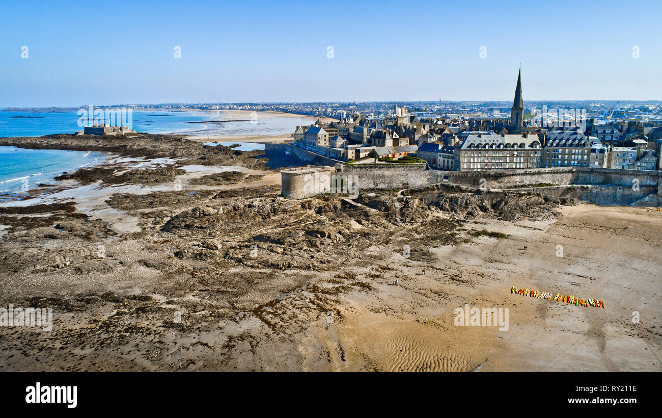 Saint-Malo (Bretagne, Frankreich): Luftbild der Innenstadt. Das nationale Fort auf der linken Seite Stockfoto