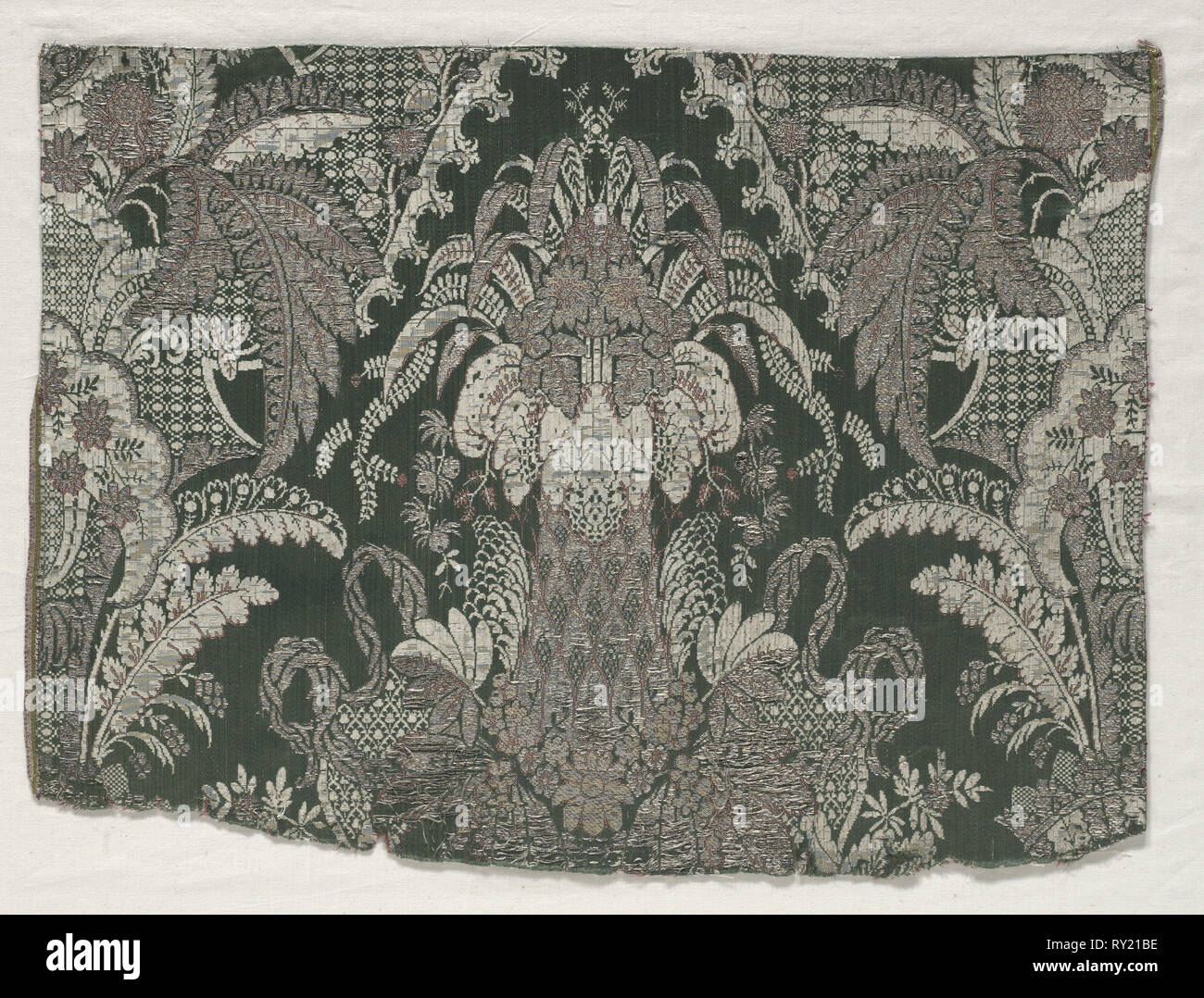 Brocade Fragment, frühen 1700er. Frankreich, Anfang des 18. Jahrhunderts, späten Barock. Brokatartige Seide; gesamt: 52,1 x 39,4 cm (20 1/2 x 15 1/2 in. Stockfoto