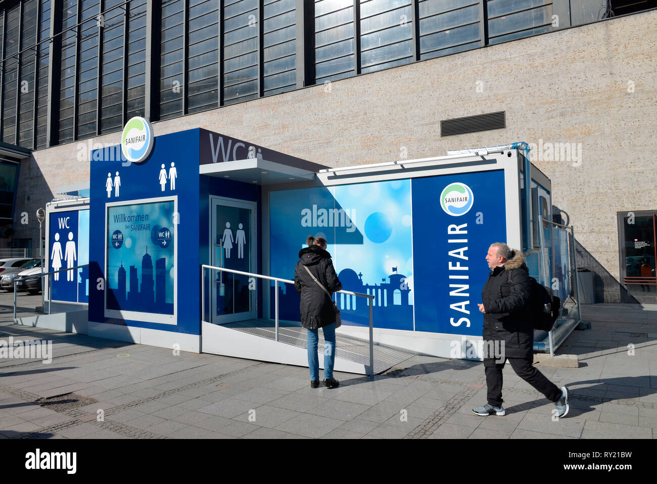Sanifair, Toilette, Bahnhof Zoo, Hardenbergplatz, Charlottenburg, Berlin, Deutschland Stockfoto