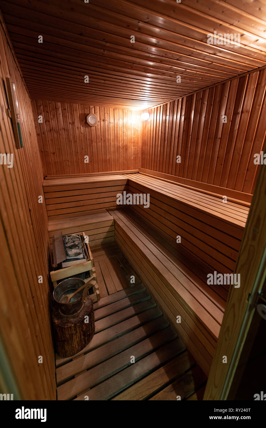 Sauna Sitze Holz- Dampfbad, ohne die Leute an Entspannung Behandlung Stockfoto