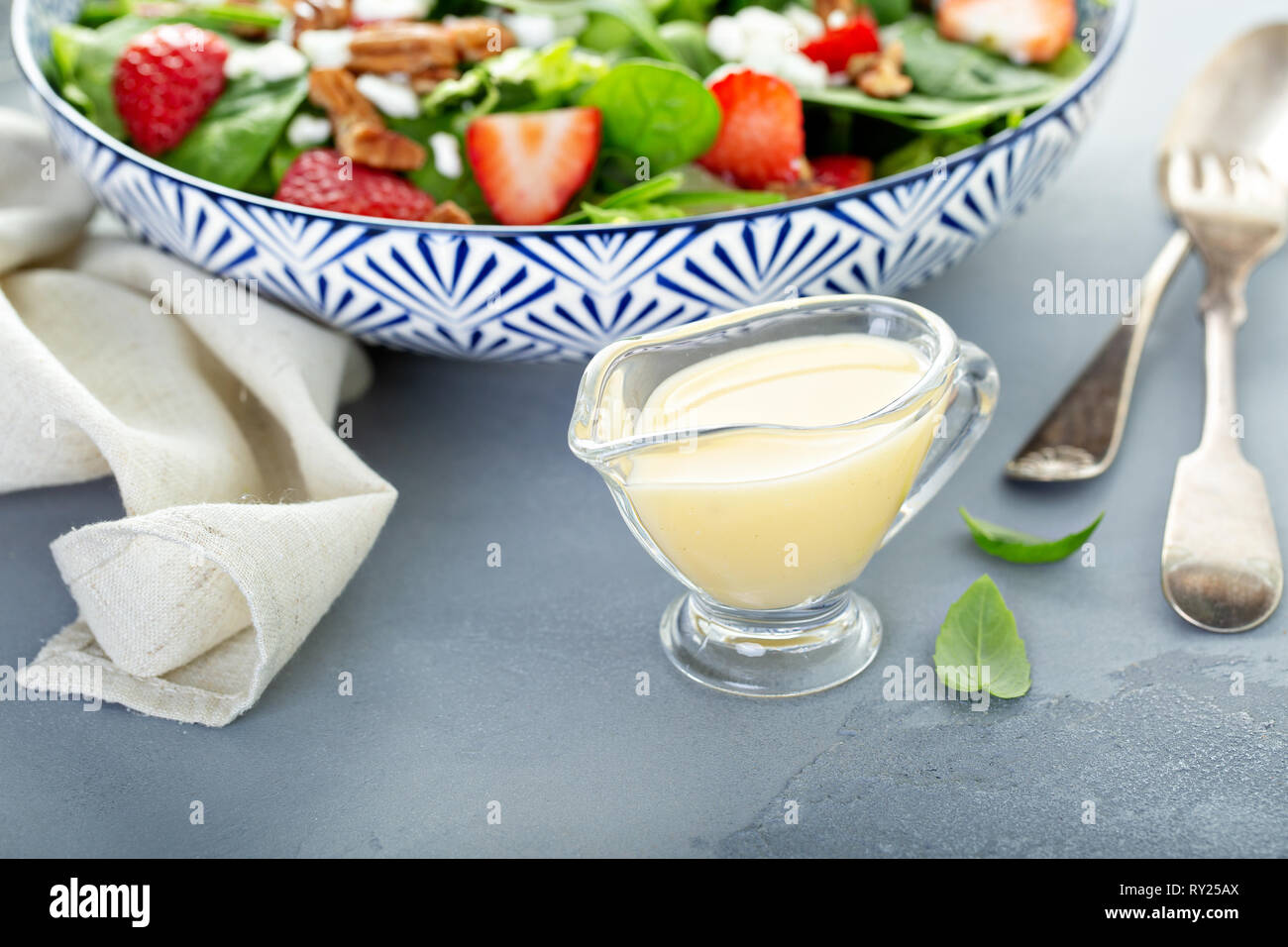 Italienisches Dressing in einer kleinen Sauciere Stockfoto