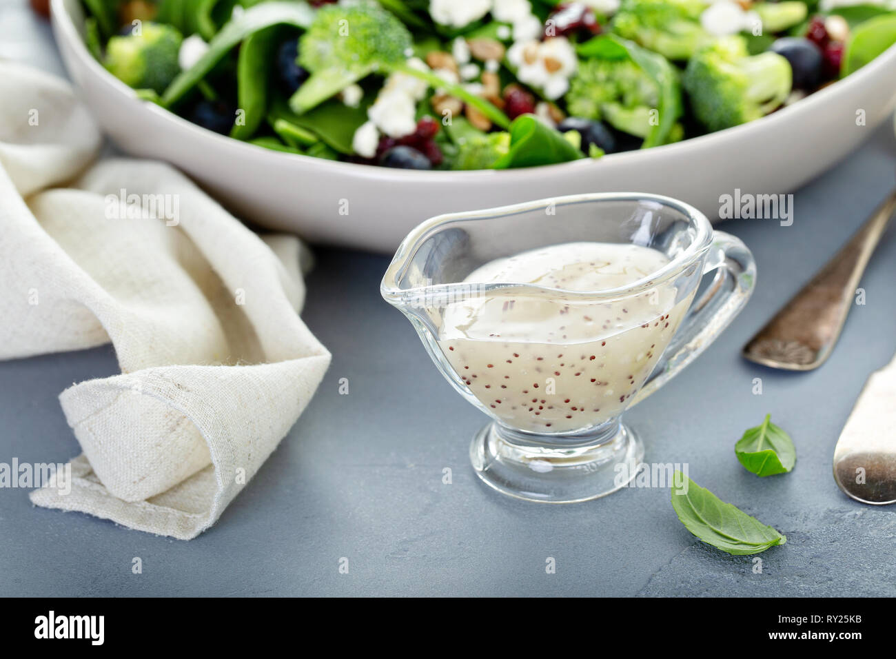 Mohn Salat Dressing in einer Sauciere Stockfoto