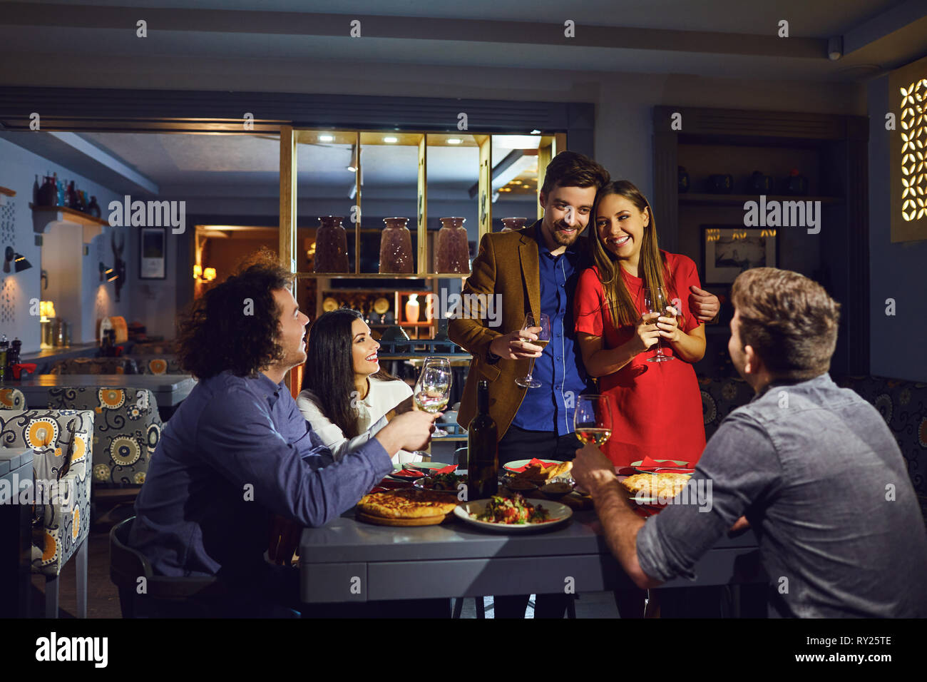 Freunde gratulieren ein Paar in einem Restaurant abendessen Stockfoto