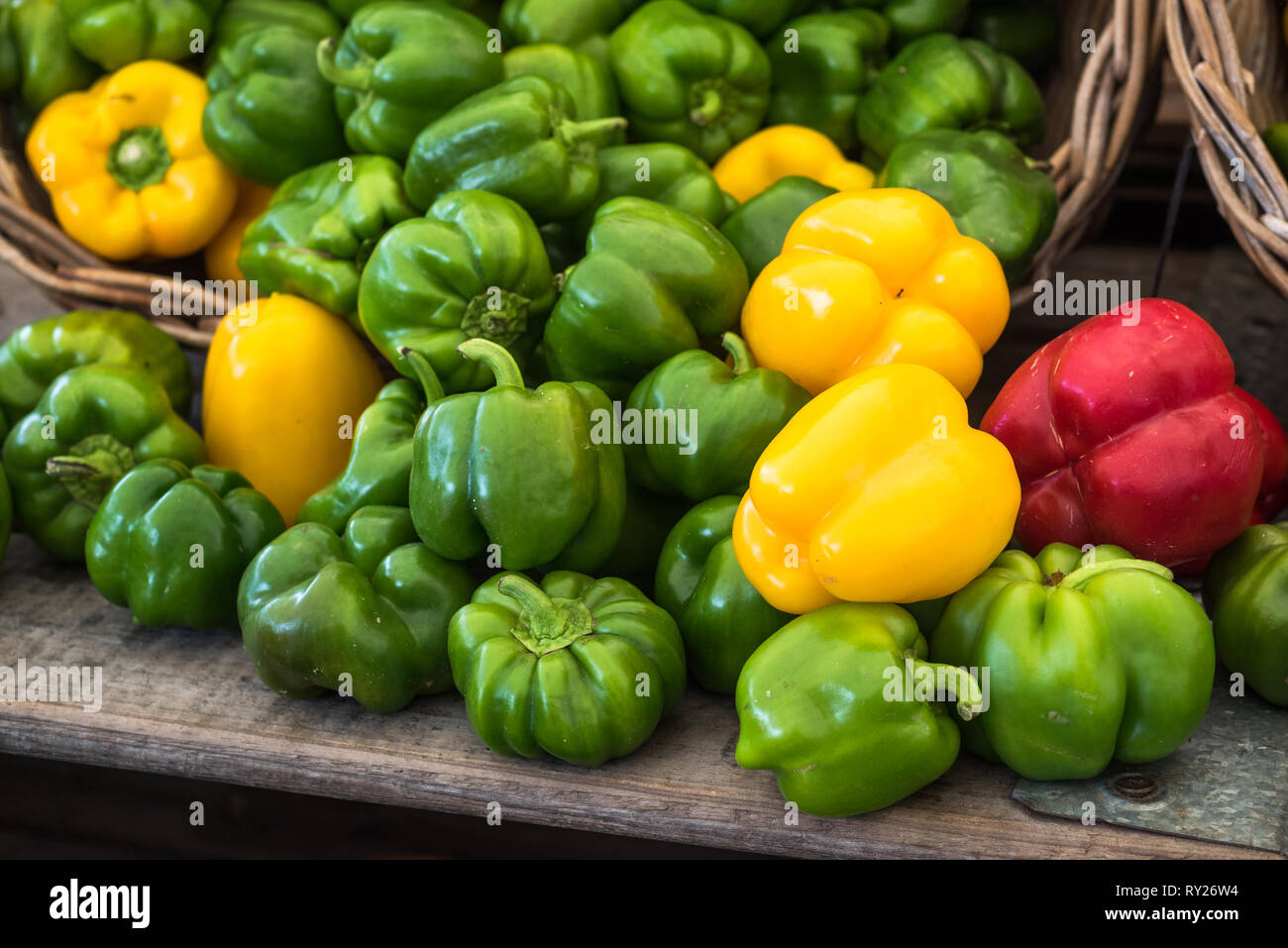 Grüne, rote und gelbe Paprika auf dem Markt Stockfoto