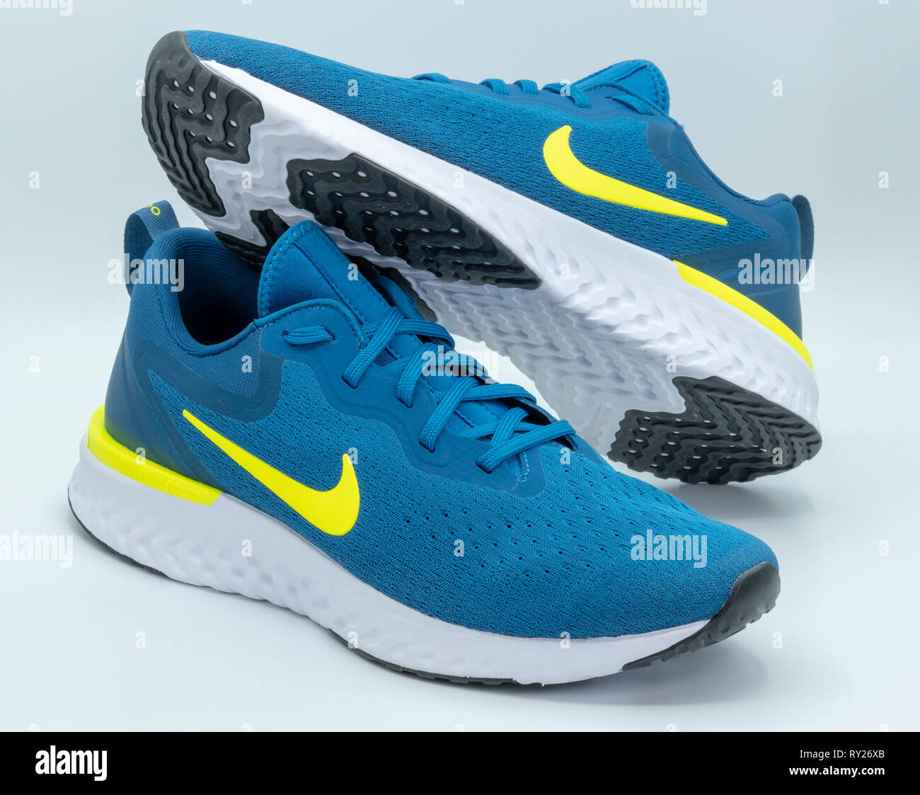 Blau Nike Odyssey reagieren Laufschuhe ausgeschnitten auf weißem  Hintergrund Stockfotografie - Alamy