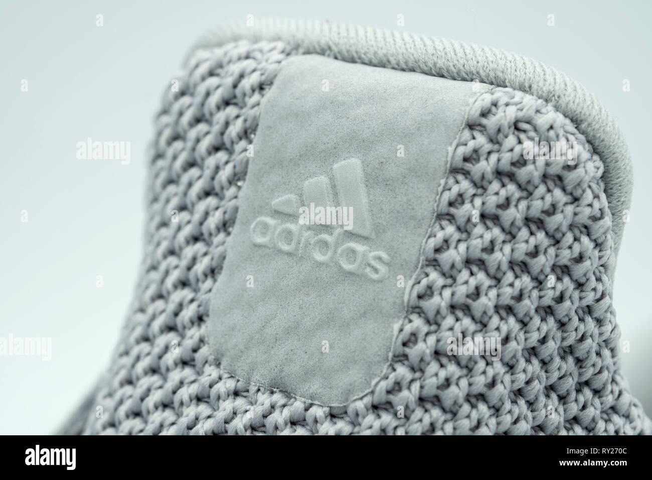 Adidas Logo auf der Zunge eines UltraBoost Laufschuh Stockfoto