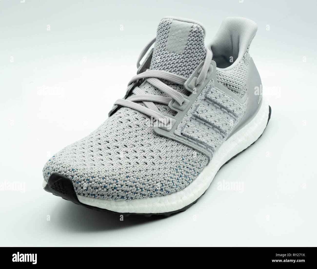 Adidas Ultra Boost clima Grau sneaker Ausschnitt auf weißem Hintergrund Stockfoto