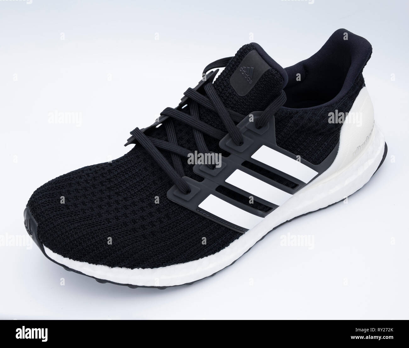 Adidas Sneaker Ultraboost schneiden Sie auf weißem Hintergrund Stockfoto