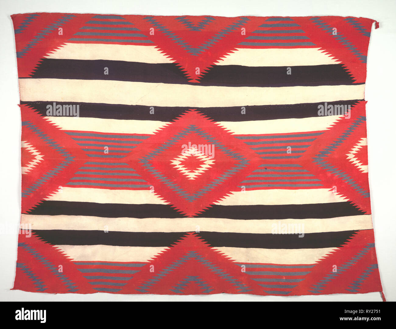 Teppich (dritte Phase Chief Decke Stil, Germantown Weben), C. 1890-1910. Nordamerika, native North American, Südwesten, Navajo, Post-Contact, frühen Periode. Gobelin-webart: Baumwolle und Wolle (Germantown); Insgesamt: 162 x 211 cm (63 3/4 x 83 1/16 Stockfoto