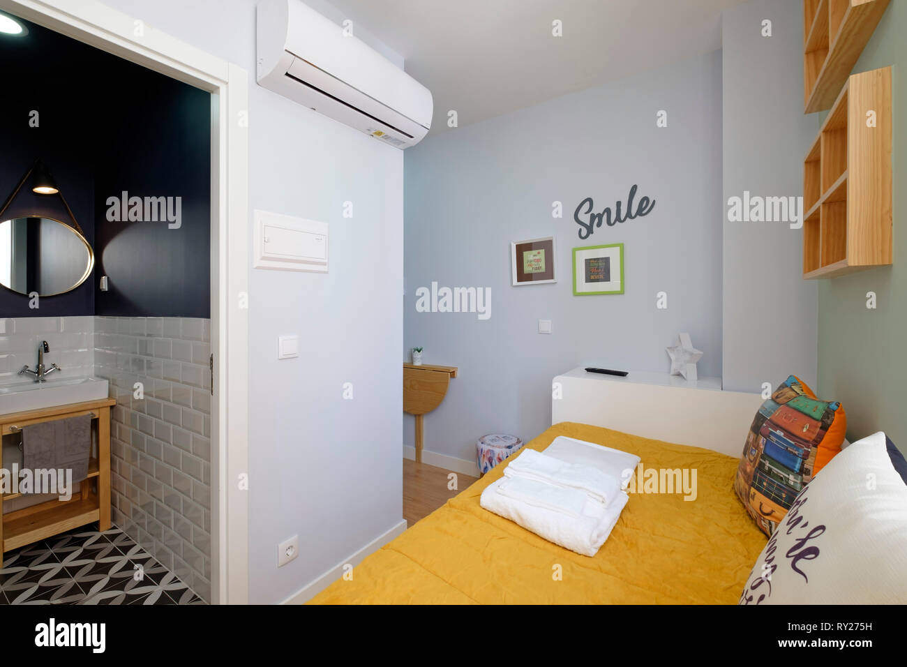Klimaanlage Kleines Studio-Apartment mit en-suite Badezimmer Stockfoto