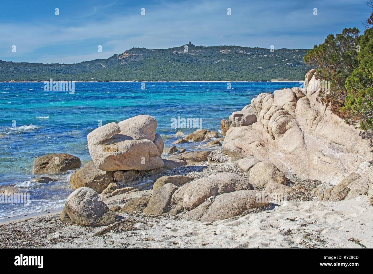 Grünes Wasser und lustige Granitfelsen Formen auf einem Strand in Costa Smeralda, Sardinien, Italien im März. Stockfoto