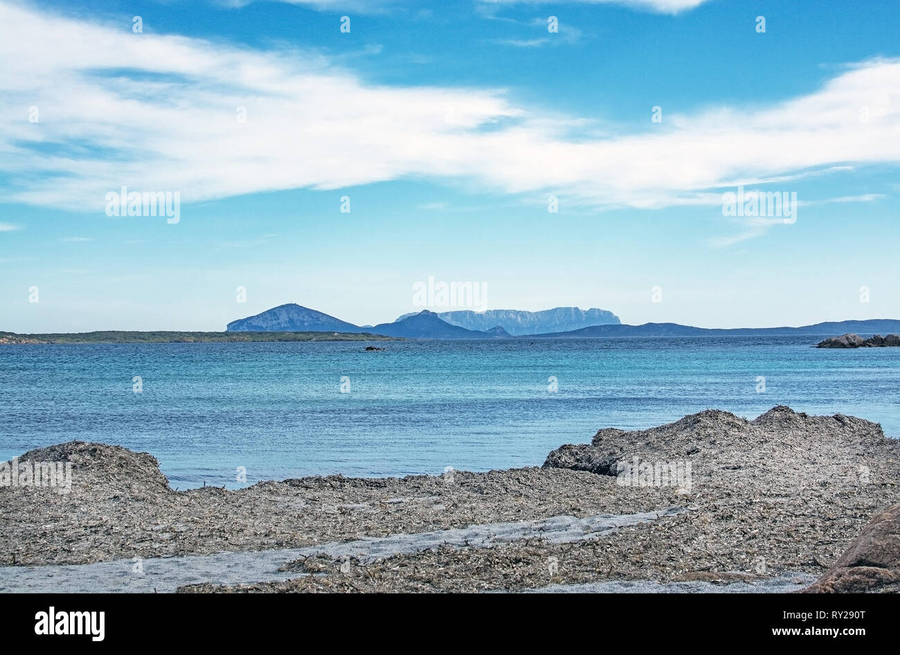 Grünes Wasser und lustige Granitfelsen Formen auf einem Strand in Costa Smeralda, Sardinien, Italien im März. Stockfoto