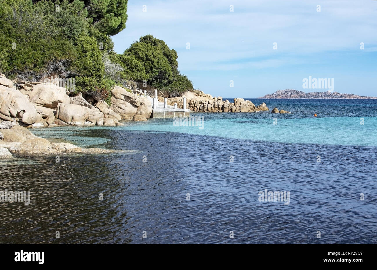 Grünes Wasser und lustige Granitfelsen Formen auf einem Strand in Costa Smeralda, Sardinien, Italien im März. Stockfoto
