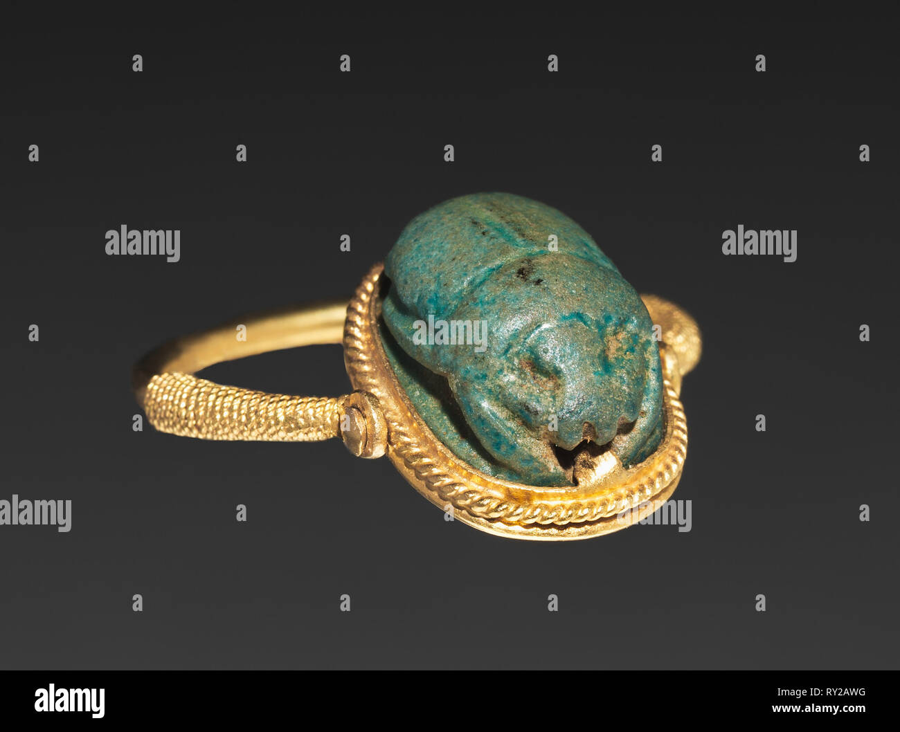 Skarabäus Ring, 1540-1069 BC. Ägypten, Neues Reich. Türkis Fayence (auf  drehbaren Lünette in modernen Gold Ring montiert); Durchmesser: 2,2 cm (7/8  in.) Durchmesser einschließlich Blende: 1,2 cm (1/2 in Stockfotografie -  Alamy