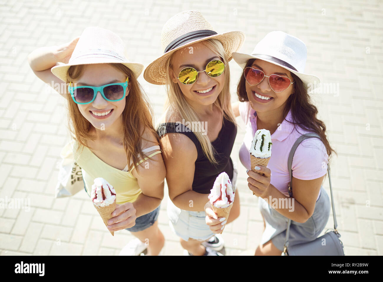 Freundinnen Eis essen im Park im Sommer. Stockfoto