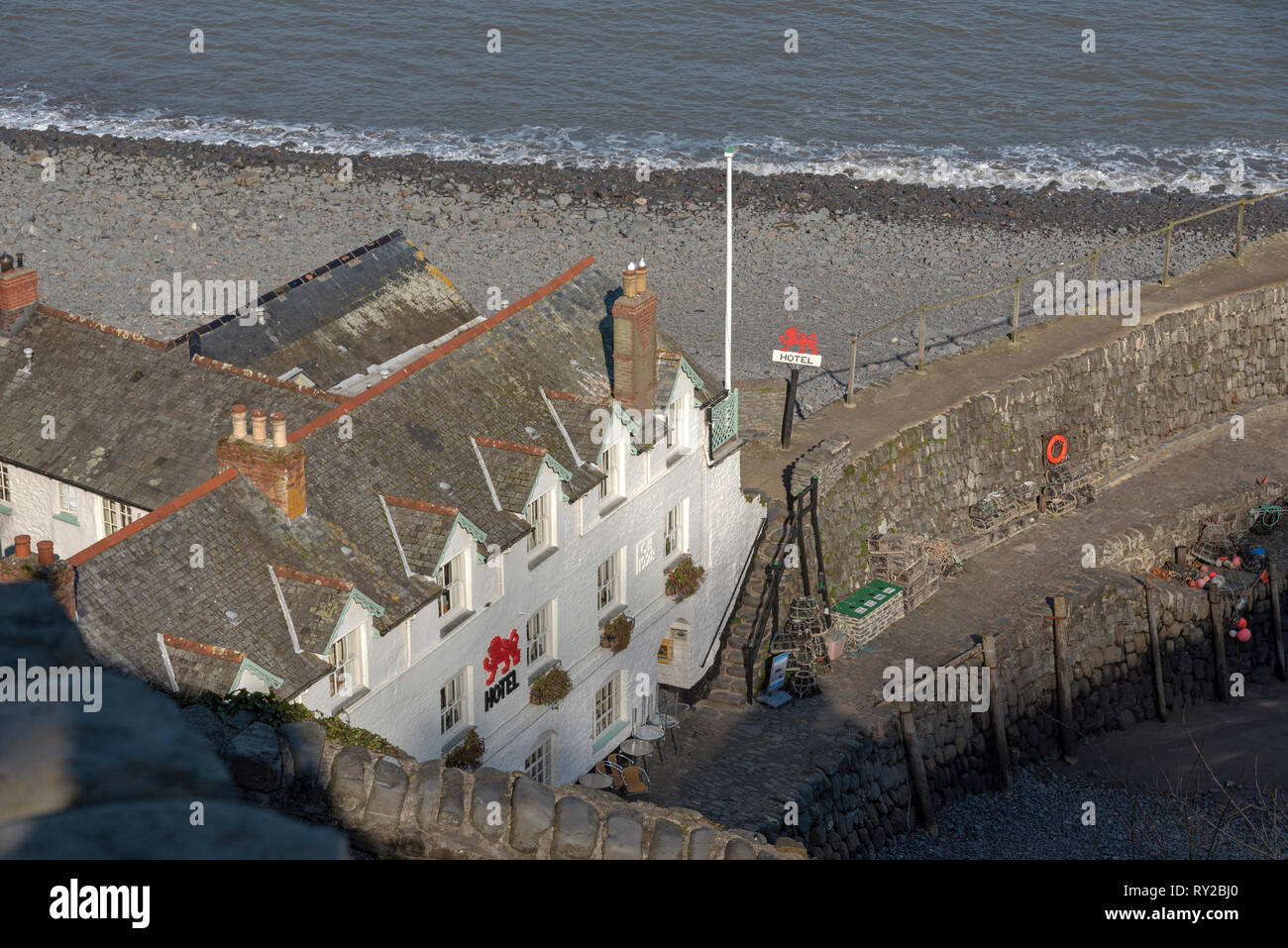Clovelly, North Devon, England, UK. März 2019, Red Lion Hotel direkt am Meer in der dorfgemeinschaft an der Küste von Devonshire. Stockfoto