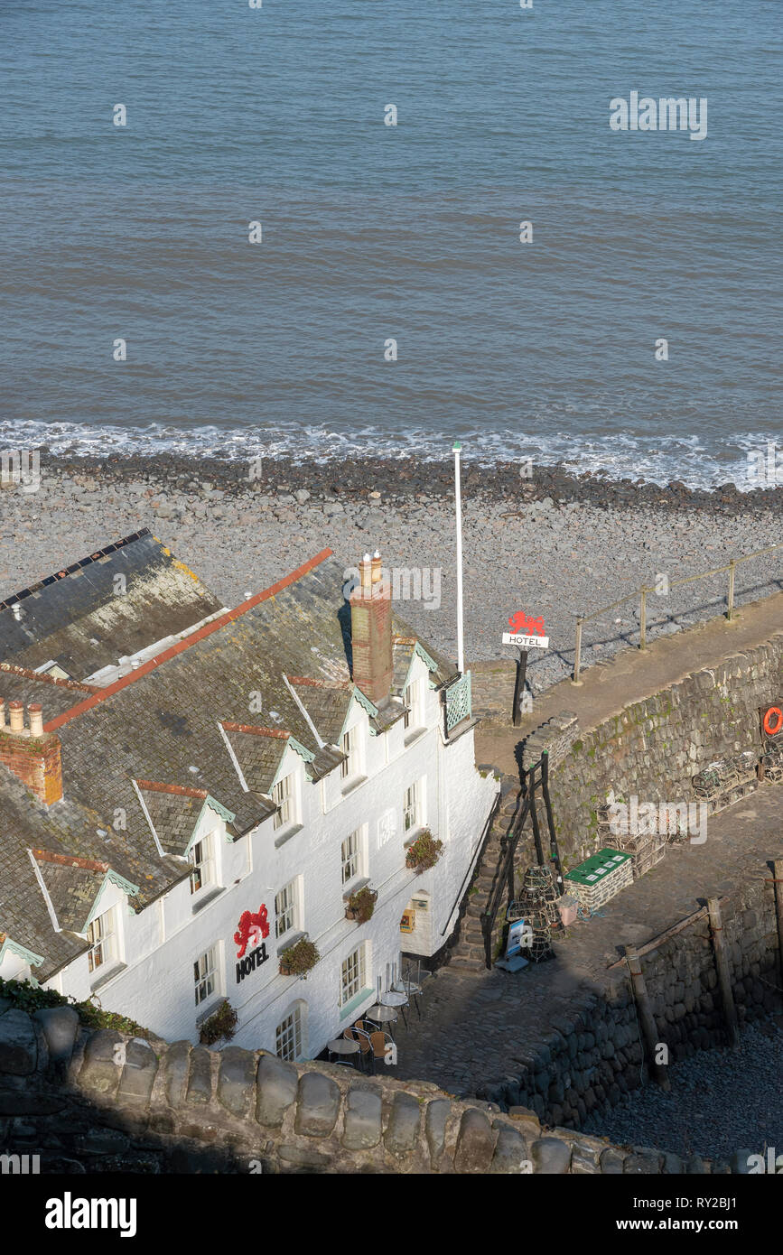 Clovelly, North Devon, England, UK. März 2019, Red Lion Hotel direkt am Meer in der dorfgemeinschaft an der Küste von Devonshire. Stockfoto