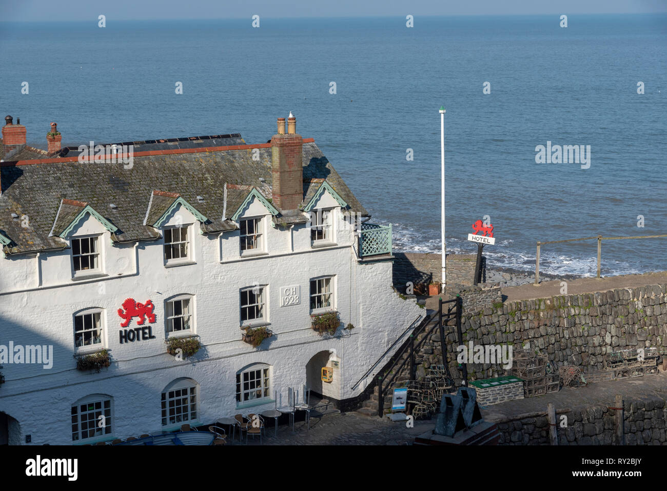 Clovelly, North Devon, England, UK. März 2019, Red Lion Hotel direkt am Meer in der dorfgemeinschaft an der Küste von Devonshire. Stockfoto