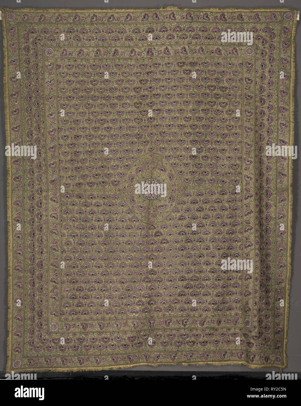 Bed Cover (?), 1800. Indien, Delhi?, 19. Stickereien, Seide und Gold filé auf Leinen; gesamt: 306,7 x 245,8 cm (120 3/4 x 96 3/4 in Stockfoto