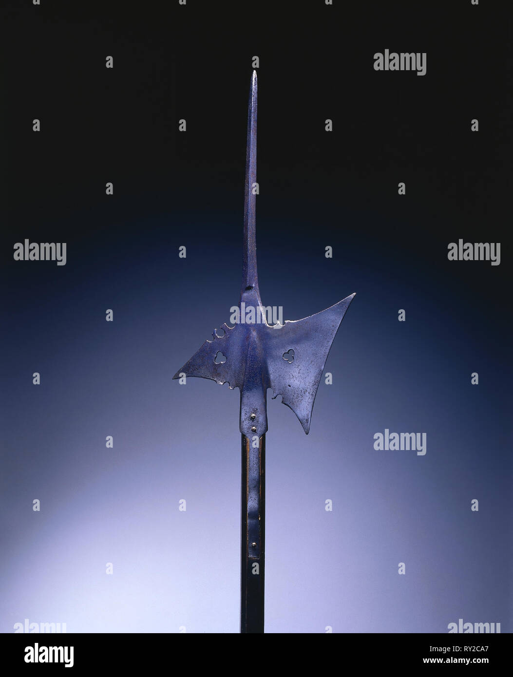 Hellebarde, C. 1550. Deutschland, 16. Stahl, mit durchbohrten trefoils; Holz Haft (rechteckig mit gehobelten Ecken); Gesamt: 200.7 cm (79 in.); Klingenlänge: 25,4 cm (10 in. Stockfoto