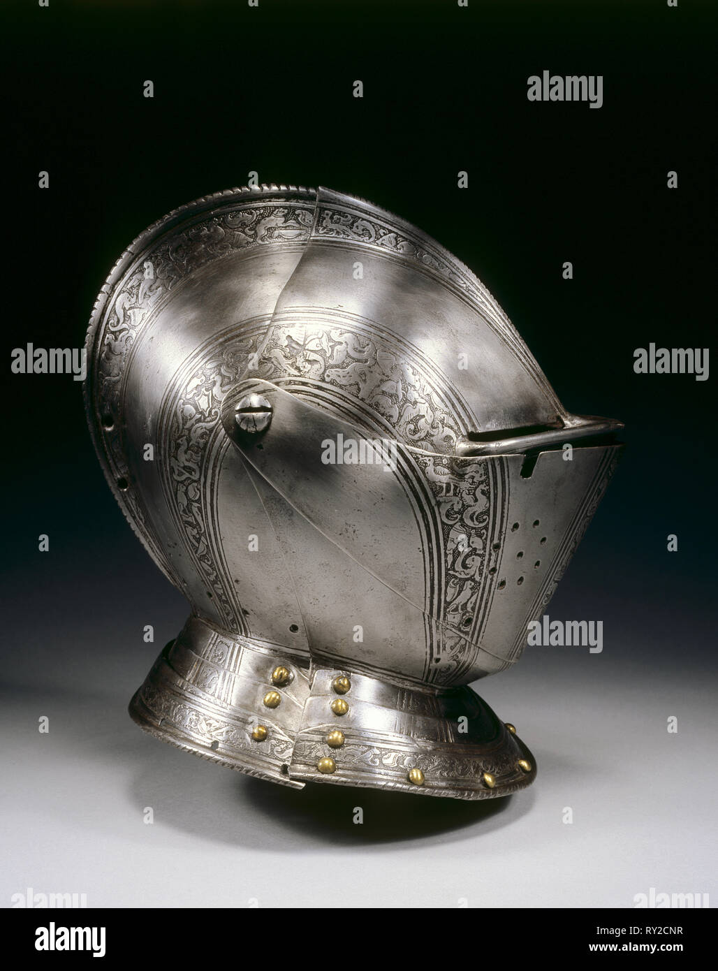 Schließen Helm, C. 1575. Nord Italien, Brescia (?), 16. Stahl mit geätzten Zierbändchen und roundels; gesamt: 29,5 x 28,5 x 23 cm (11 5/8 x 11 1/4 x 9 1/16 in Stockfoto
